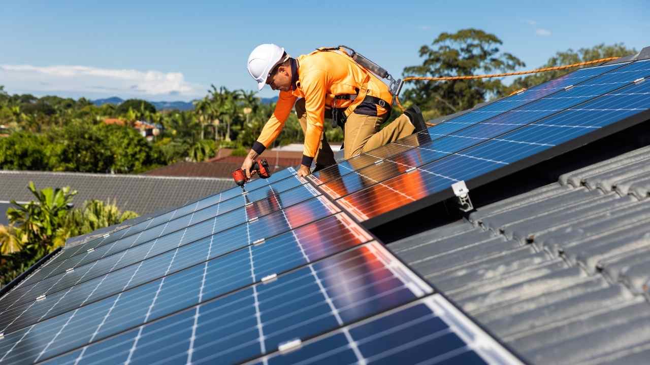 can-you-combine-solar-panels-with-home-battery-system
