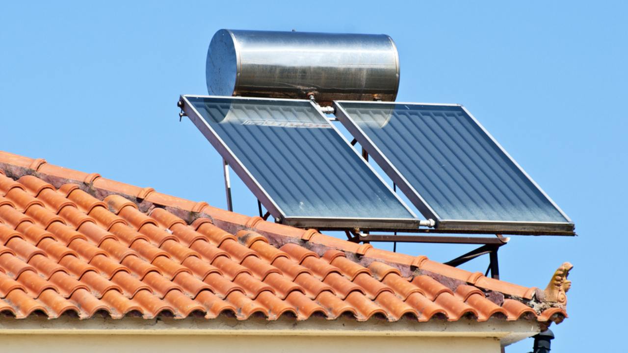 solar hot water heating system work